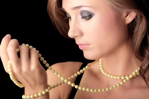 Donna con una collana di perle — Foto Stock