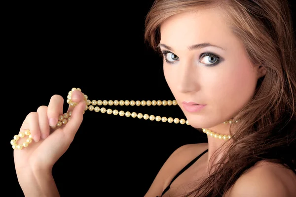 Frau mit Perlenkette — Stockfoto