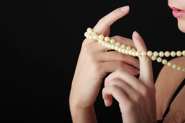 Žena s perlový náhrdelník — Stock fotografie