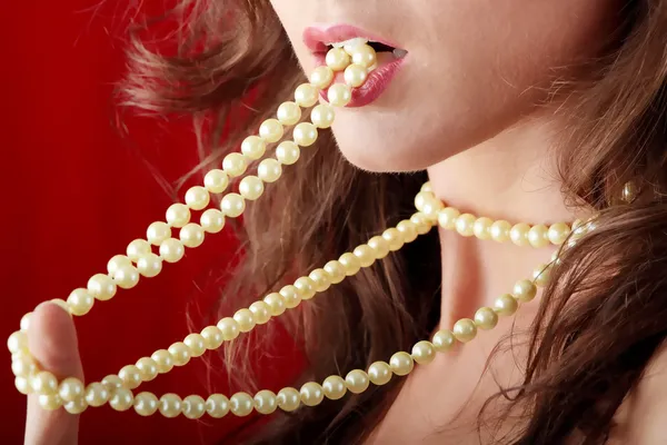 Сексуальна молода жінка з перлами — стокове фото