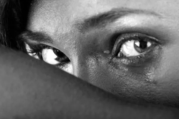 Kobiety w bieliźnie płacz - koncepcja przemocy — Zdjęcie stockowe