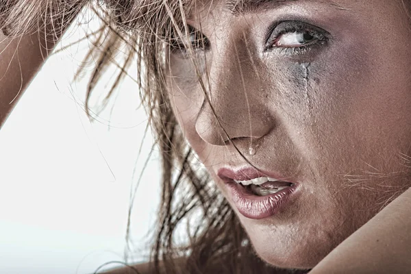 Жінка в нижній білизні плаче концепція насильства — стокове фото