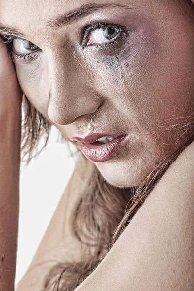 Жінка в нижній білизні плаче концепція насильства — стокове фото