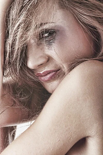Frau in Unterwäsche weint - Gewaltkonzept — Stockfoto