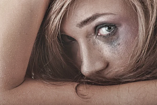 Vrouw in ondergoed huilen - geweld concept — Stockfoto