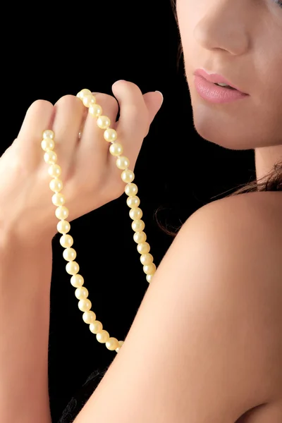 Femme avec un collier de perles Photo De Stock