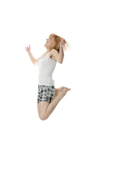 Молодая улыбающаяся женщина прыгает — стоковое фото