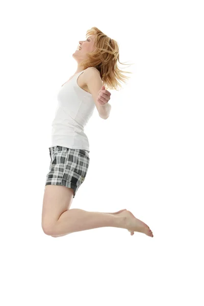Молодая улыбающаяся женщина прыгает — стоковое фото