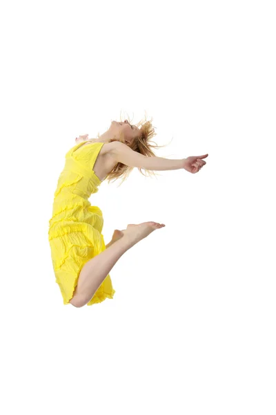 Молода усміхнена жінка стрибає — стокове фото