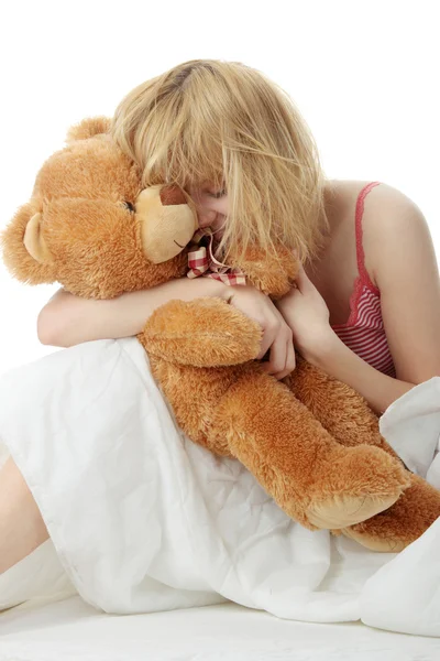 Charmante Blonde Bed Omarmt Teddybeer Geïsoleerd — Stockfoto