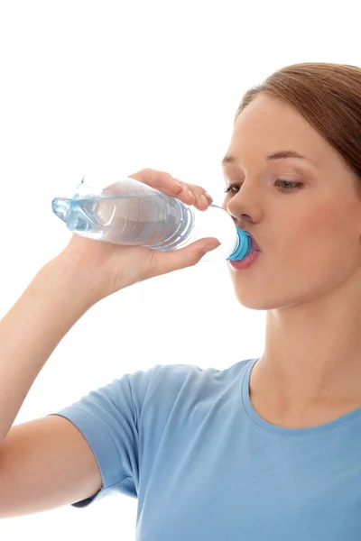 Dospívající žena pitná voda — Stock fotografie