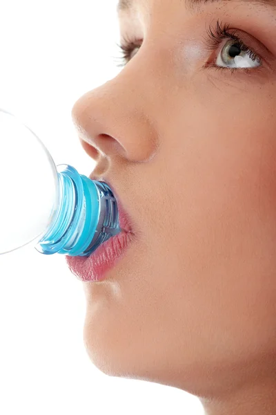 Nastoletnia kobieta pijąca wodę — Zdjęcie stockowe