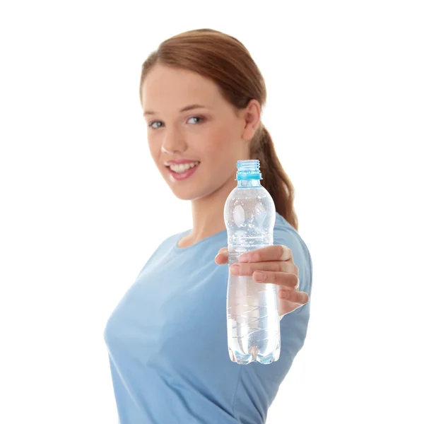 Женщина-подросток пьет воду — стоковое фото