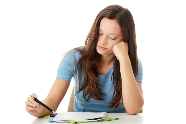 Teenager-Mädchen, das am Schreibtisch lernt, wird müde — Stockfoto