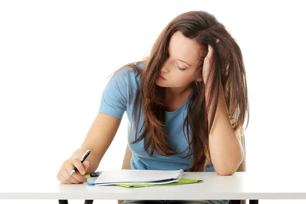 Ragazza adolescente che studia alla scrivania stanca — Foto Stock