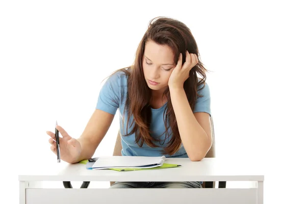 Tonårig flicka studerar vid skrivbordet att vara trött — Stockfoto