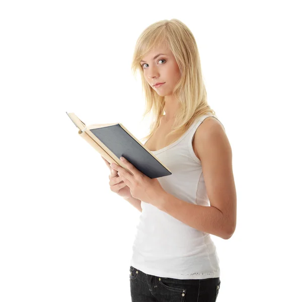 Dospívající žena čtení kniha — Stock fotografie