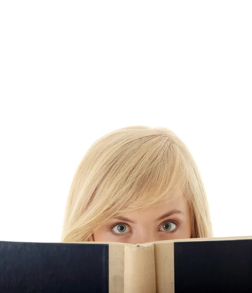 Κορίτσι που διαβάζει ένα βιβλίο — Φωτογραφία Αρχείου