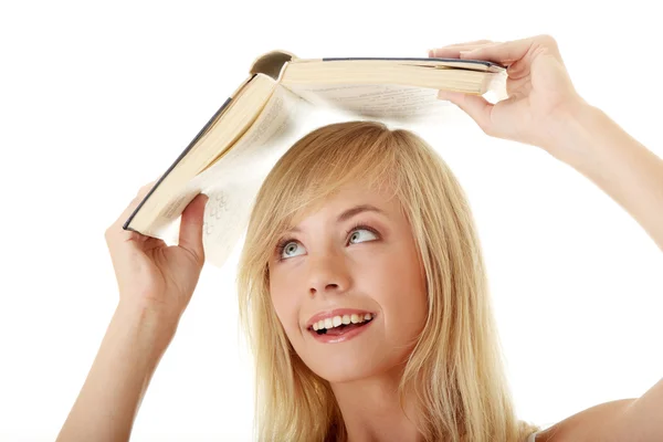 Adolescente avec livre sur la tête — Photo