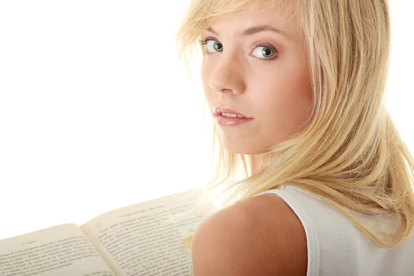Mulher adolescente leitura livro — Fotografia de Stock