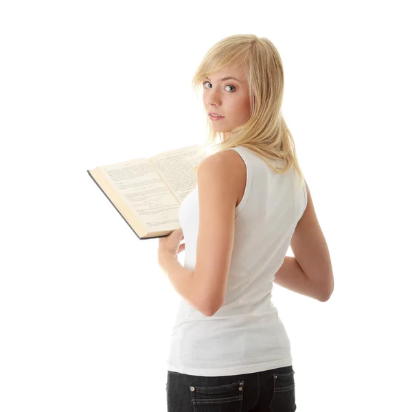 Tiener vrouw lezing boek — Stockfoto