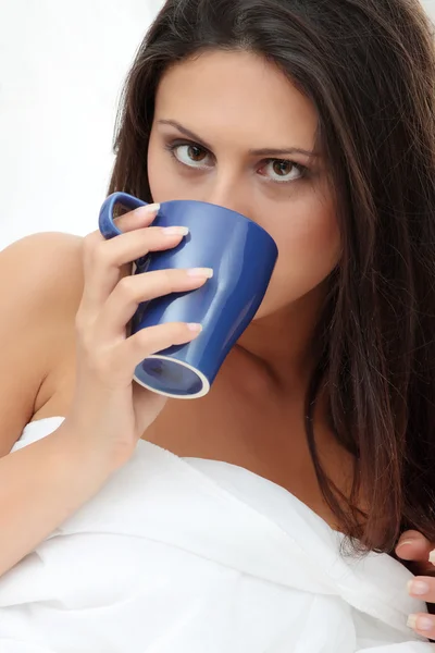 Hermosa dama está bebiendo café — Foto de Stock