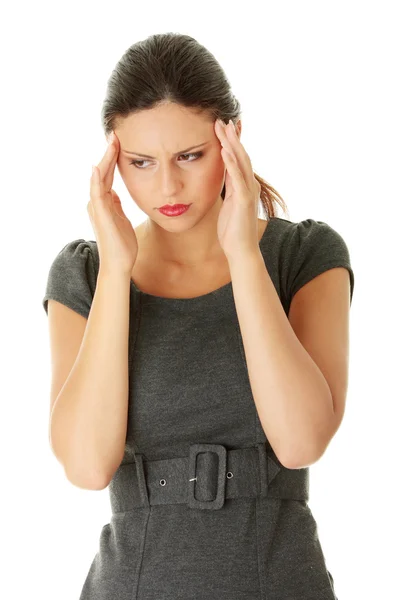Молодая деловая женщина с головной болью — стоковое фото