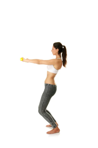 Mladá žena cvičí — Stock fotografie