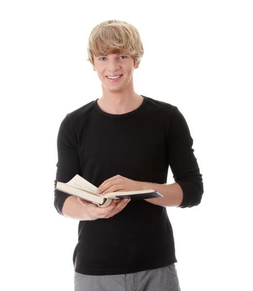 青少年男子阅读本书 — 图库照片