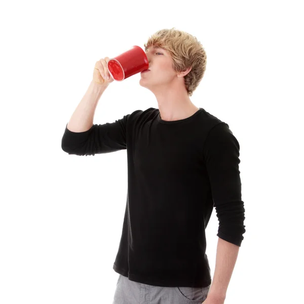 Homem bebendo um café ou chá — Fotografia de Stock