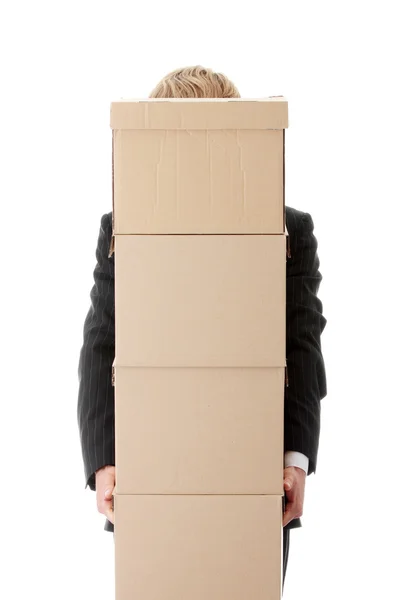 Affärsman med staplade lådor — Stockfoto