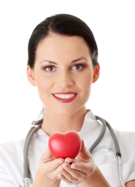 Молодой доктор с сердцем — стоковое фото