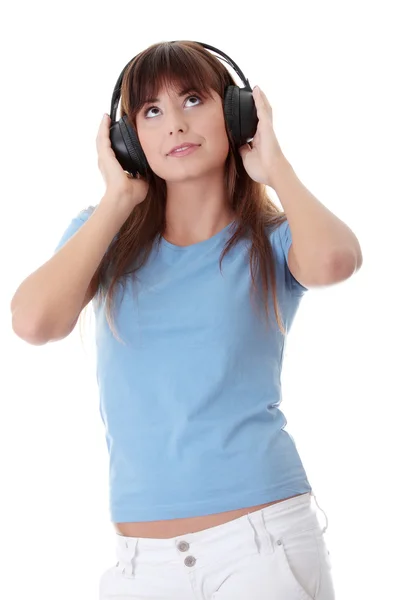 Menina adolescente feliz ouvindo a música — Fotografia de Stock