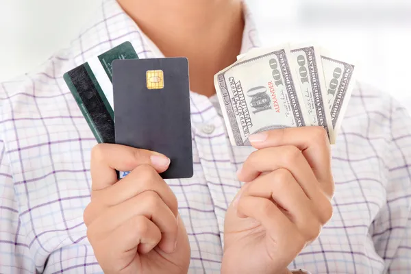 Кредитная карта и наличные — стоковое фото