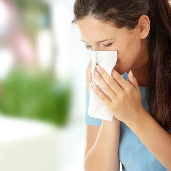 Tiener vrouw met allergie of kou — Stockfoto