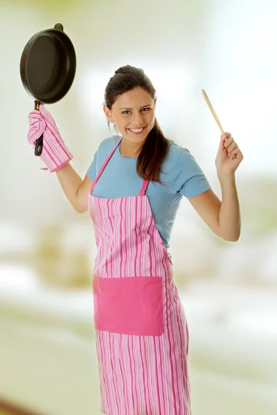 Jeune femme cuisine des aliments sains — Photo