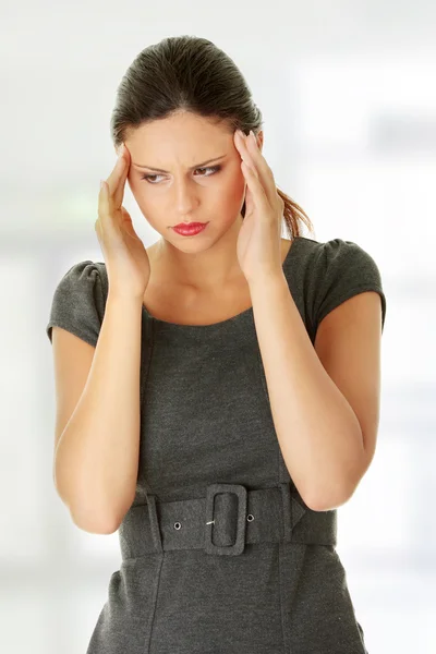头痛的年轻商业女人 — 图库照片