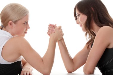 iki kadın el mücadele