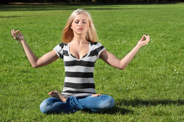 Een meisje mediteren — Stockfoto