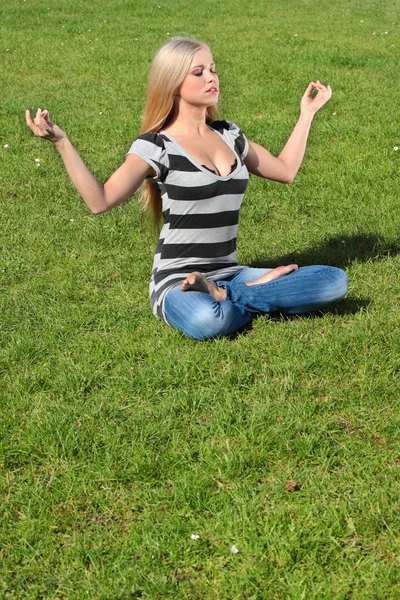 Девушка медитирует — стоковое фото