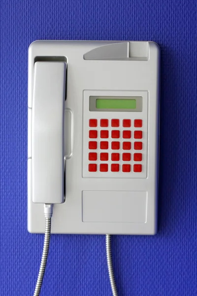 Birçok boş kırmızı düğme ile duvar telefon — Stok fotoğraf