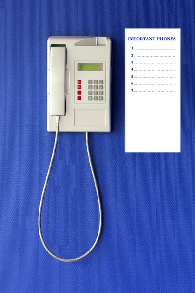 Telefono da parete su sfondo blu — Foto Stock