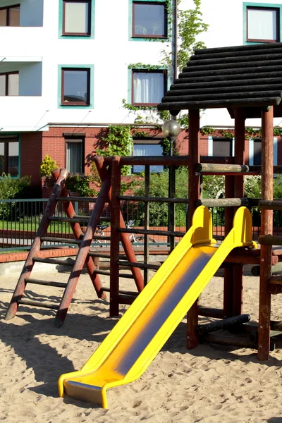Parque infantil vazio e dia ensolarado — Fotografia de Stock