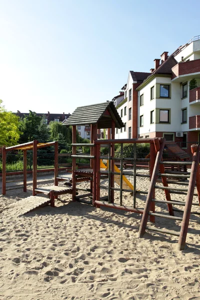 Parque infantil vacío y día soleado — Foto de Stock
