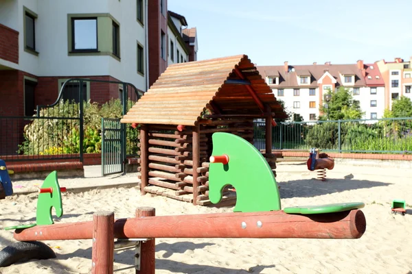 Порожній дитячий майданчик і сонячний день — стокове фото
