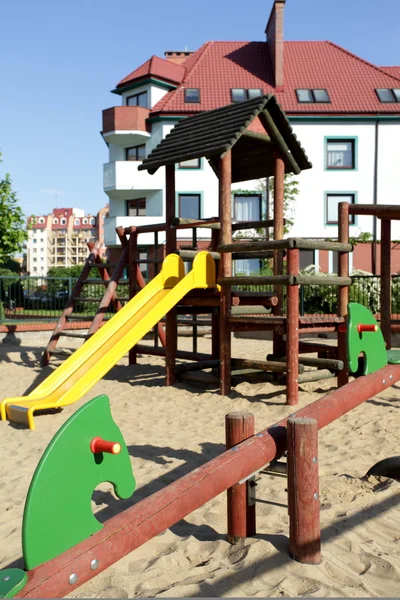 Parque infantil vazio e dia ensolarado — Fotografia de Stock