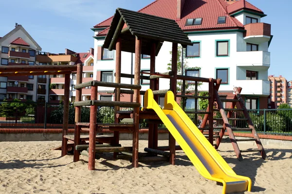 Parque infantil vacío y día soleado — Foto de Stock