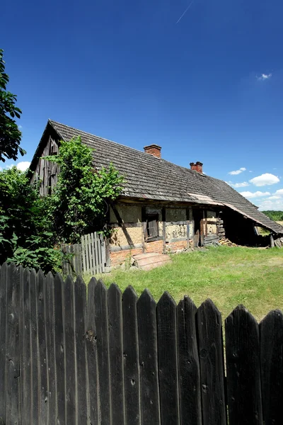 Cem anos velho abandonado cabana de barro rural — Fotografia de Stock