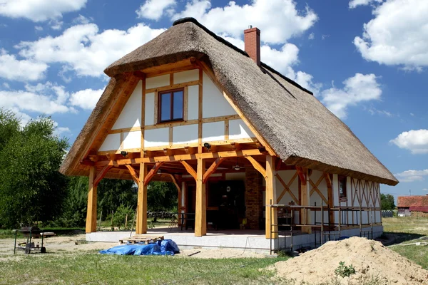 Casa de madeira inacabada, ecológica e área de construção — Fotografia de Stock