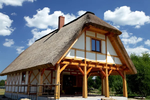 Незакінчений, екологічно чистий дерев'яний будинок і будівельна площа — стокове фото